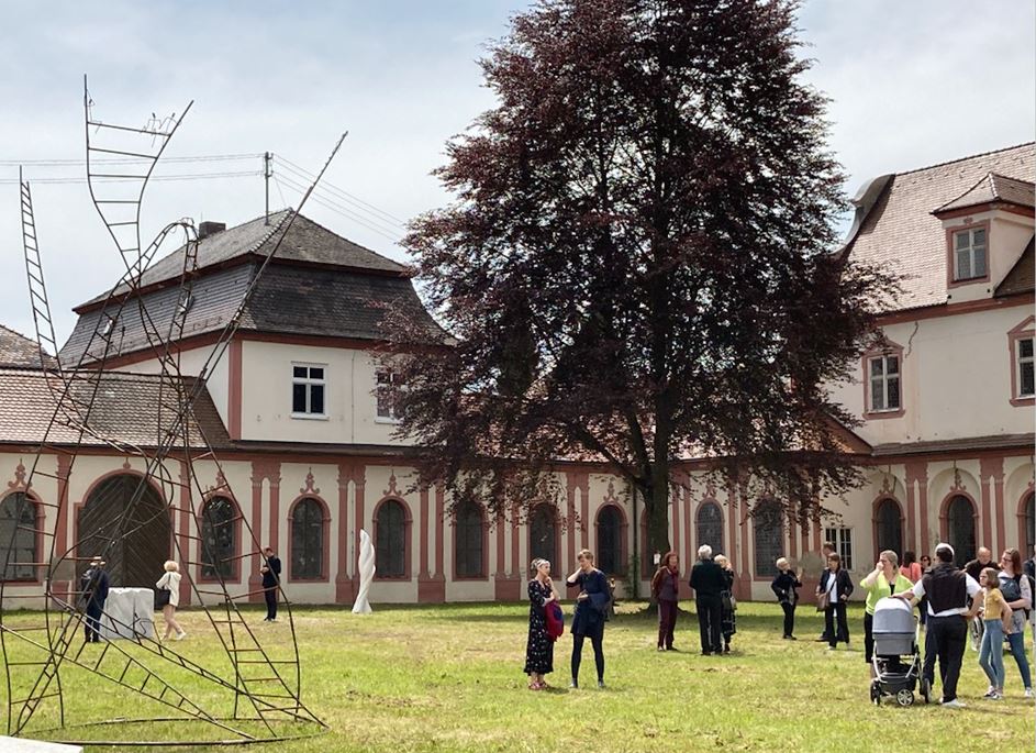 Kartause Buxheim mit Skulptur im Garten