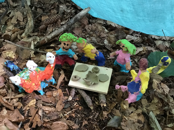 Tonfiguren im Wald
