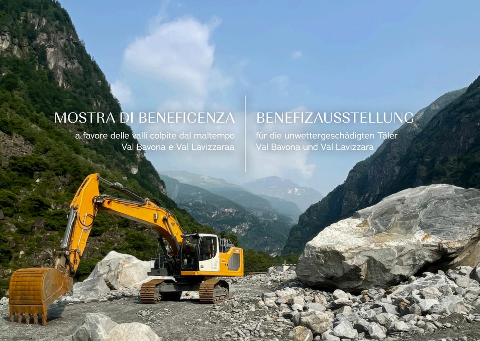 Ein Bagger in einem Kiesbett in einem Bergtal
